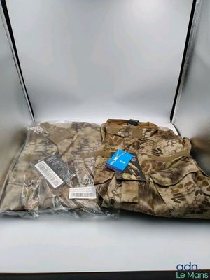 un sac contenant divers objets posé sur une table