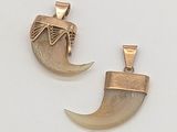 deux pendentifs en or représentant une grande corne et une petite corne