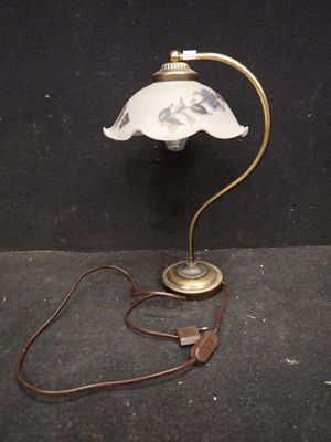 l'image d'une lampe posée sur une table