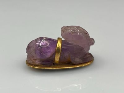 XIXe siècle Petit lion couché en améthyste la tête t… - Photo 1