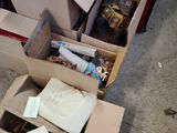 de nombreux cartons posés sur le sol les uns à côté des autres