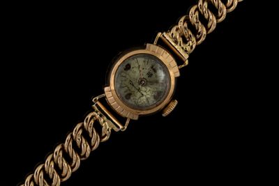 une image montrant un gros plan d'une montre-bracelet entourée d'une chaîne