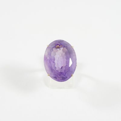 Gros plan sur une bague ornée d'une pierre violette