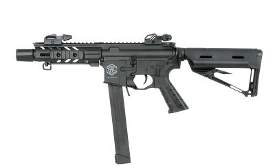 gros plan d'un fusil sur fond blanc
