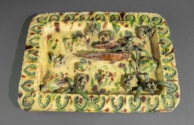 une assiette verte et jaune décorée de poissons et de plantes