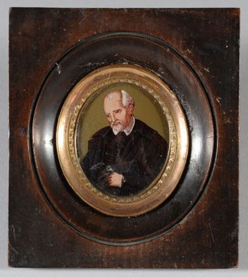 portrait d'un homme barbu vêtu d'un manteau noir, dans un cadre en bois