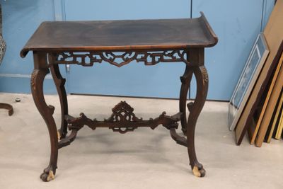 une petite table qui se trouve dans une pièce