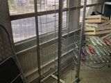 une cage posée sur un chariot dans une pièce