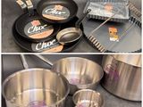 plusieurs photos de casseroles et de poêles exposées dans un magasin