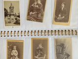 Plusieurs vieilles photos de personnes sont exposées sur un livre