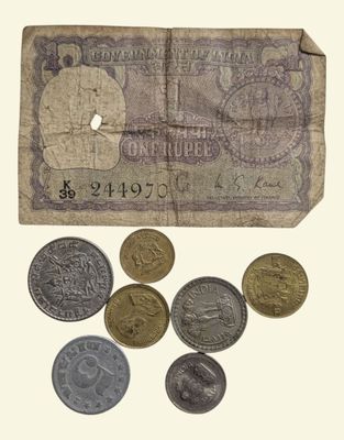 tout un tas de pièces posées sur un bout de papier