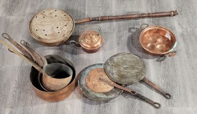 de nombreuses casseroles et poêles qui traînent par terre