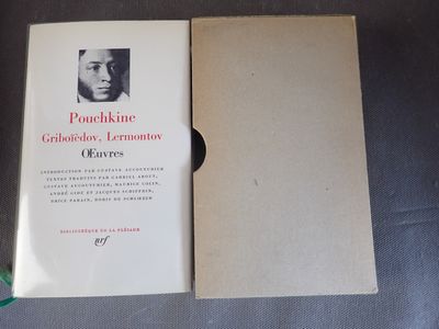 un livre sur lequel figure la photo d'un homme