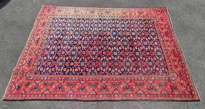 Un tapis oriental est posé sur le sol dans une pièce.