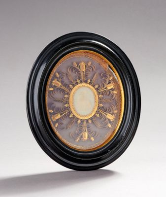une assiette noire et dorée ornée d'un motif circulaire