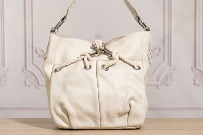 un sac à main blanc posé sur une table