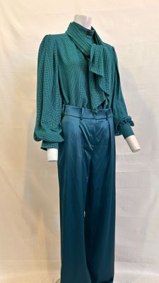 une image représentant un mannequin vêtu d'une chemise verte et d'un pantalon bleu