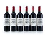 six bouteilles de vin rouge sont alignées
