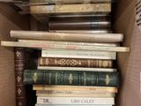 une boîte remplie de livres empilés les uns sur les autres