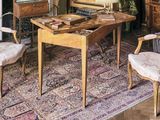 une photo d'un salon avec des meubles anciens