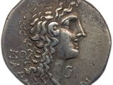 une pièce de monnaie en argent portant un visage de femme