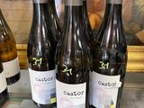 Plusieurs bouteilles de vin sont alignées sur une table en verre