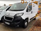 deux camionnettes blanches garées l'une à côté de l'autre dans un parking