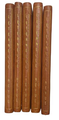 cinq livres de la Bible sont alignés sur une surface blanche
