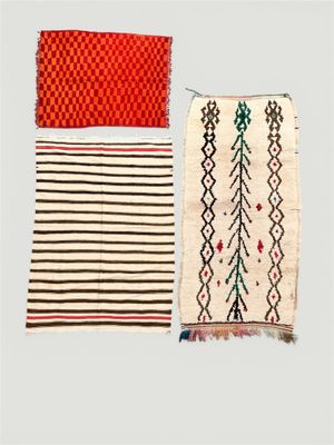 Un lot de (3) kilims divers, laine de mouton.