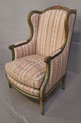 Bergère à oreilles à fût rechampi, garniture de tissu fleuri… - Photo 1