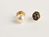 une paire de boucles d'oreilles ornées de perles et de saphirs sur un fond blanc