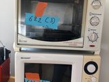 deux fours à micro-ondes posés l'un sur l'autre sur une table