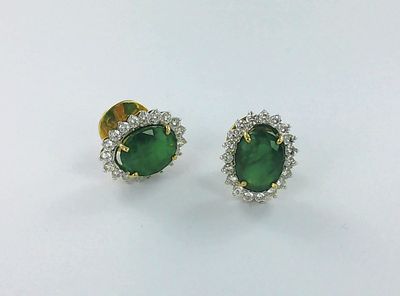 une paire de boucles d'oreilles en émeraude et diamant