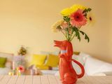 un vase contenant des fleurs, posé sur une table