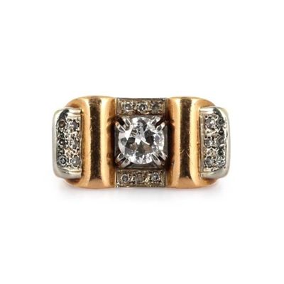 un gros plan d'une bague en diamant ornée de deux rangées de diamants