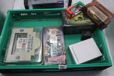 une boîte verte contenant plein d'objets différents