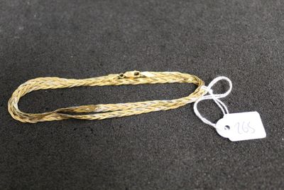 un gros plan d'une corde à laquelle est attachée une étiquette