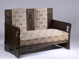 un banc en bois avec une assise rembourrée à rayures