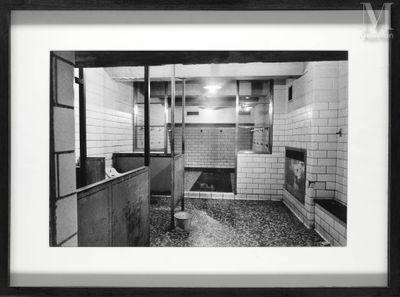 une photo en noir et blanc d'une salle de bains avec un lavabo et des toilettes