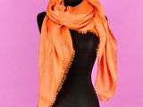 une écharpe orange sur un mannequin, un mannequin, un mannequin, un mannequin, un mannequin, un mannequin, un mannequin, un mannequin, un mannequin