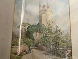 tableau représentant un château, encadré et accroché au mur d'une pièce