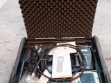 une mallette noire contenant un ordinateur portable et d'autres appareils électroniques