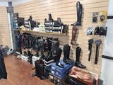 Il y a de nombreuses paires de bottes accrochées au mur dans ce magasin.