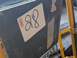 un chariot à bagages sur lequel est posée une valise