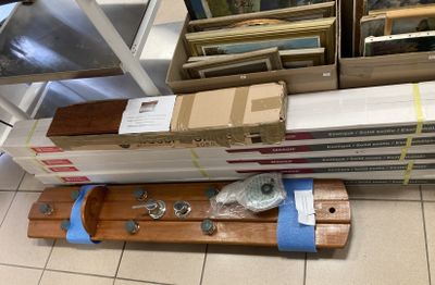une pile de cartons posée par terre à côté d'un skateboard