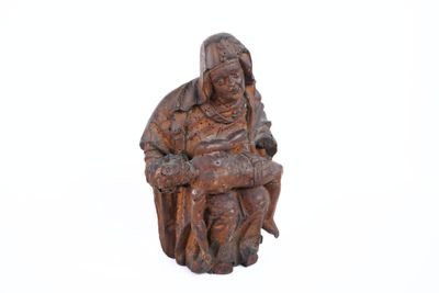 statue représentant une femme assise sur une chaise, tenant un bébé dans ses bras