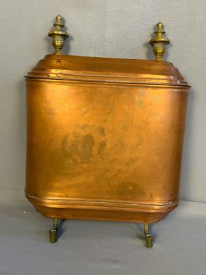 une vieille boîte en laiton munie de deux poignées