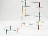 deux tables en verre avec des pieds de couleurs différentes et une étagère en verre