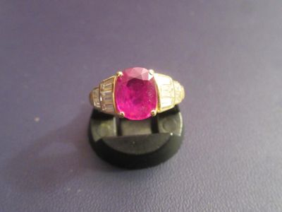 une image représentant une bague sertie d'une pierre rose