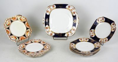 Quatre types différents de plats en porcelaine sont présentés sur un fond blanc
